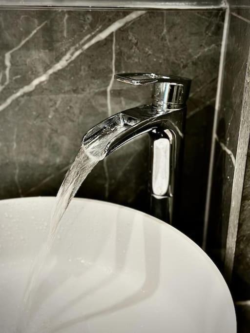 Stunning Luxury Croydon Apartment Gatwick Airport Close เพอร์ลีย์ ภายนอก รูปภาพ