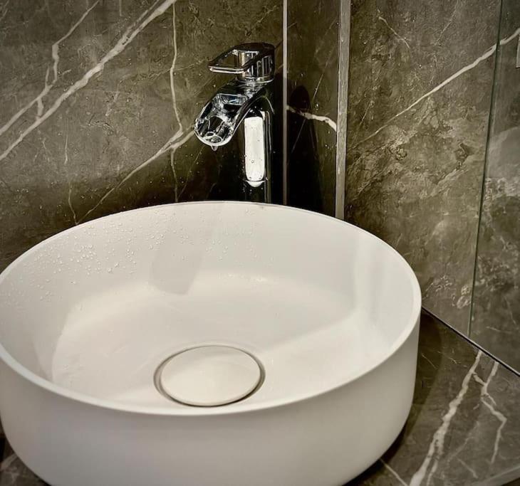 Stunning Luxury Croydon Apartment Gatwick Airport Close เพอร์ลีย์ ภายนอก รูปภาพ